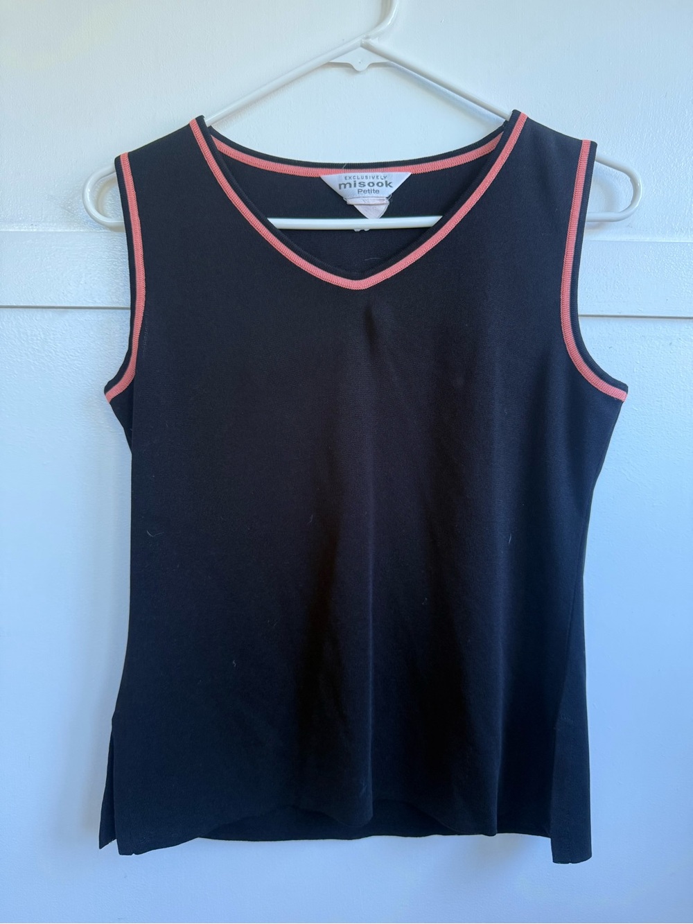 Exclusively Misook Petite Black Knit Sleeveless Tank Top V-Neck Pink Trim Shell